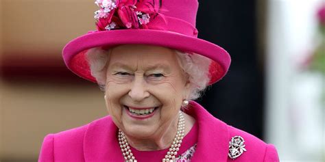 La Reina Isabel II, golpeada en la cara por un pañuelo mientras ...