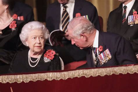 La reina Isabel II hace a su hijo el príncipe Carlos  rey