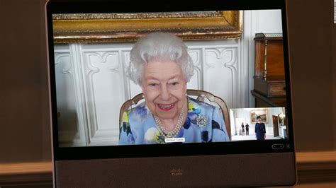 La reina Isabel II vuelve a sonreír tras la muerte de su esposo, el ...