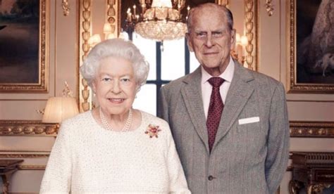 La Reina Isabel II y su marido el Duque de Edimburgo celebran con un ...