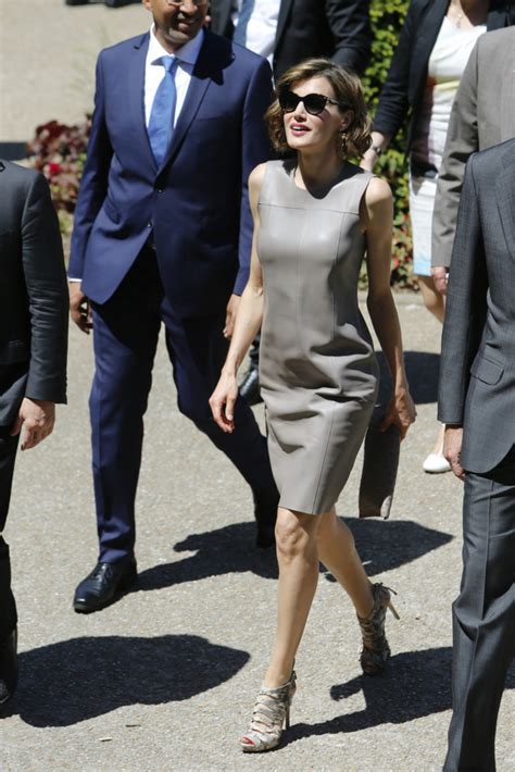 La Reina Letizia desfila en París, capital mundial de la ...