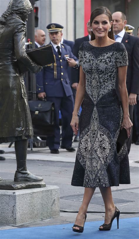 La reina Letizia, espectacular de Felipe Varela en los ...