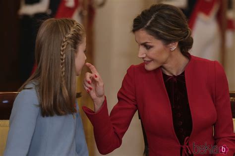 La Reina Letizia hace un gesto cariñoso a la Princesa ...
