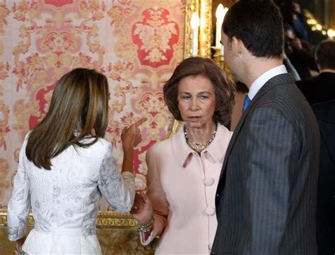 La reina Letizia impidió que doña Sofía se saque una foto ...