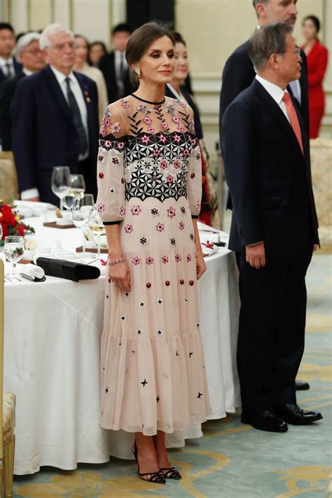 La Reina Letizia sigue apostando por el estampado de ...