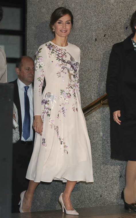 La reina Letizia sorprende con un sofisticado vestido low ...