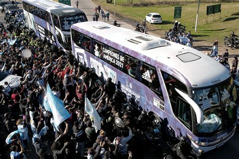 La Selección Argentina regresó al país con la Copa América ...