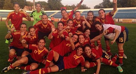 La selección española femenina de fútbol se clasifica por ...