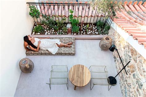 La terraza tiene un pequeño jardín y mobiliario sencillo y con encanto ...