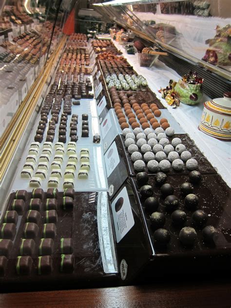 La tienda de chocolates en la fábrica de Chocolates Valor | Tienda de ...
