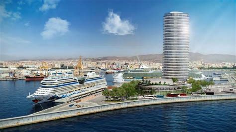 La torre del puerto de Málaga y los hoteles de La ...