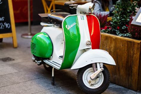 La Vespa compie 75 anni, intramontabile simbolo del made in Italy ...