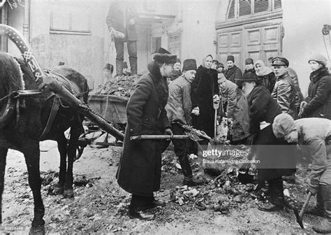 Labourers working for gratis on sunday in Petrograd, after the... News ...