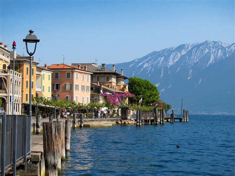 Lago di Garda Norte de Italia, entre los Alpes, 25 km al ...