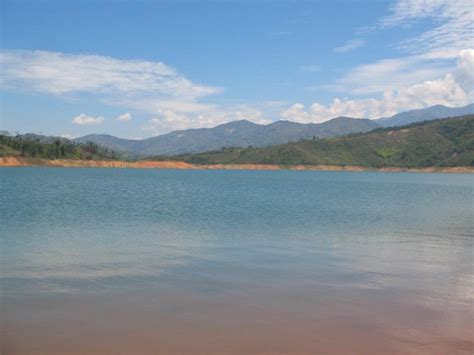 Lago La Salvajina entre los municipios de Morales y Suarez Cauca ...