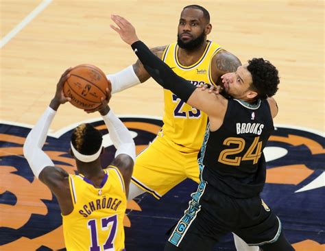 Lakers vs. Grizzlies: The best photos from Tuesday’s close win