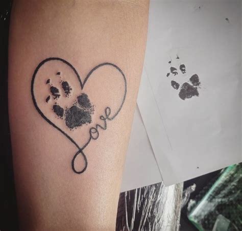 Las huellas de perro son los tatuajes perfectos, aquí ...