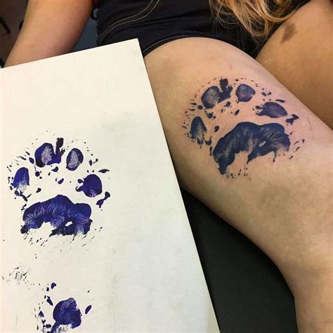Las huellas de perro son los tatuajes perfectos, aquí ...