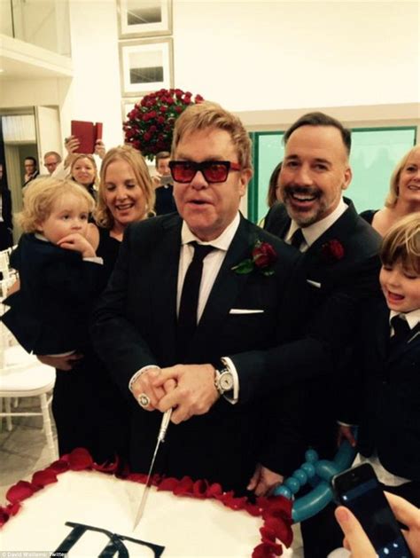 Las imágenes de la boda de Elton John y David Furnish   Oveja Rosa ...