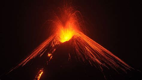Las impactantes imágenes del volcán Krakatoa luego de ...