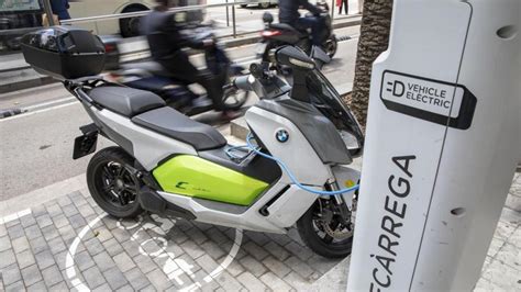 Las motos aceleran el salto de la movilidad eléctrica en ...