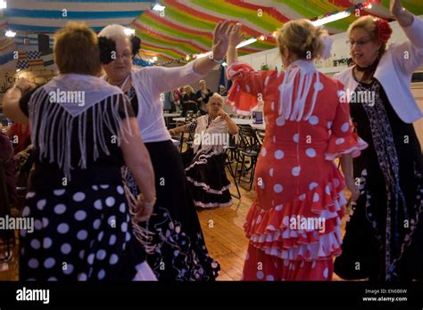 Las mujeres bailando sevillanas  típico baile andaluz  durante la Feria ...