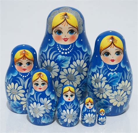Las munecas rusas matrioskas color azul claro con diseno de flores ...