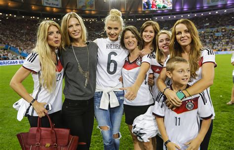 Las novias de los jugadores de Alemania   Chic