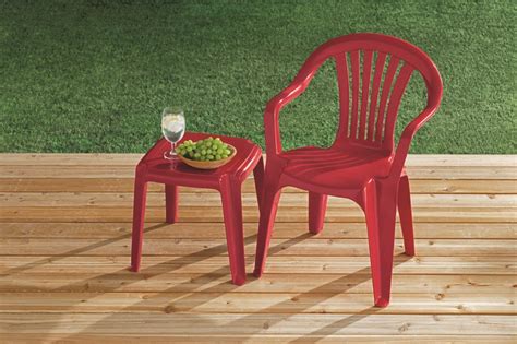 Las sillas y mesas de plástico del jardín también pueden ...