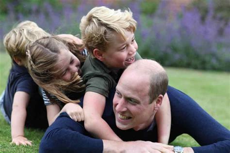 Las simpáticas imágenes del príncipe Guillermo con sus hijos para ...