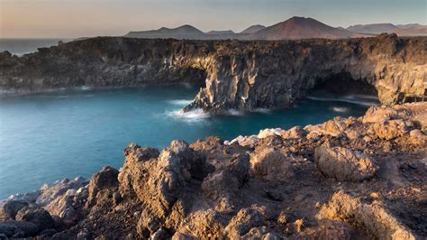 Lava cliffs and volcano skyline, Timanfaya National Park, Lanzarote ...