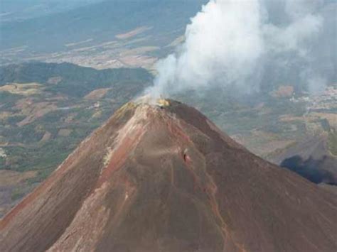 Le Volcan Pacaya, en activité strombolienne, fait beaucoup ...