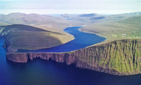 Leitisvatn lake   Ilhas Faroé   Dinamarca | Lugares ...