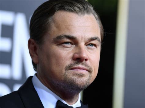 Leonardo DiCaprio se ríe con una broma sobre la edad de ...