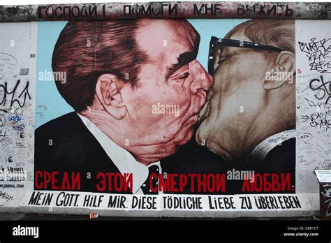 Leonid Brezhnev y Erich Honecker, beso de la foto en el ...
