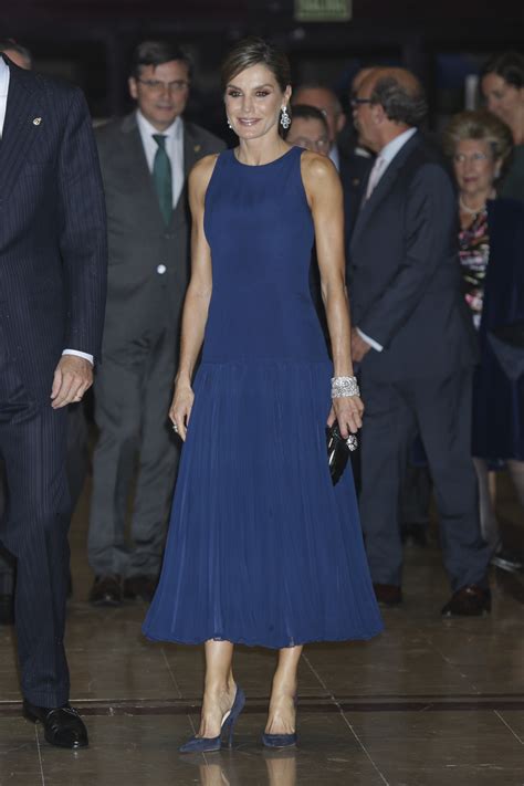 Letizia deslumbra con un espectacular vestido azul en el ...