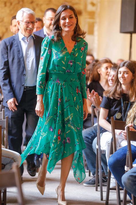 Letizia, espectacular con un vestido verde de sello ...