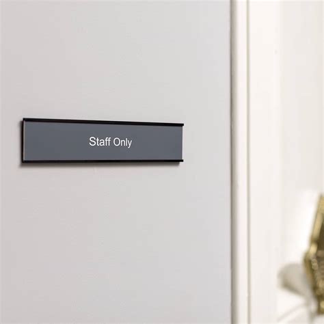 Letreros para puerta grabados personalizados para su oficina | Vistaprint