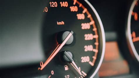 Limitador de velocidad del coche: qué es y cómo funciona | Neomotor