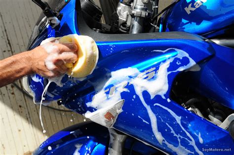 Limpieza de la moto con agua, esponja y jabón