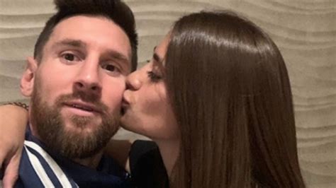 Lionel Messi aprieta en público las pompas de Antonela ...
