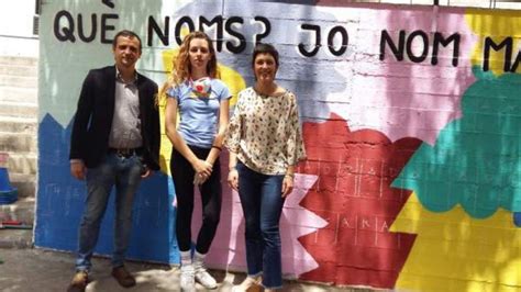 Los alumnos del CEIP Sant Jordi pintan un mural diseñado por Gracia de ...