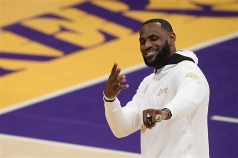 Los Angeles Lakers reciben sus anillos de campeones