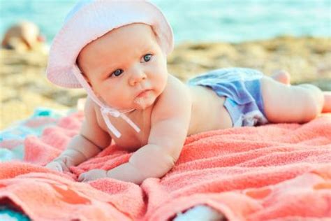 Los bebés menores de seis meses no deben estar al sol