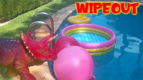 Los dinosaurios juegan a WIPEOUT en la piscina | Vídeos de ...