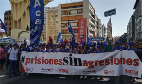 Los funcionarios de prisiones toman Sevilla contra las agresiones