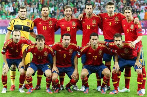 Los jugadores de la selección española de fútbol, arriba ...