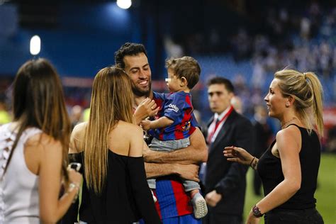 Los jugadores del Barça celebran con sus hijos la victoria ...