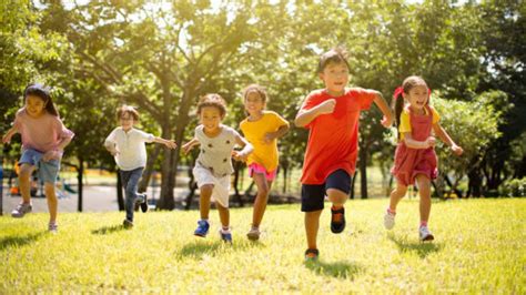 Los mejores juegos para jugar al aire libre con los niños en grupo