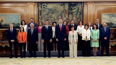 Los  ministros y ministras  de Pedro Sánchez prometen sus cargos ante ...